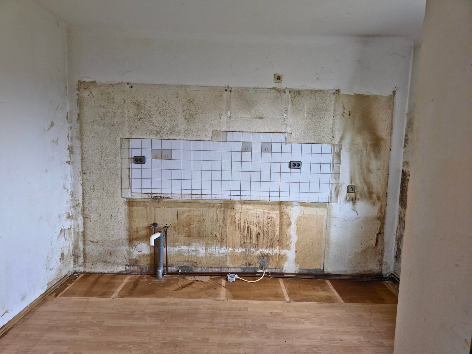 Vorher-Nachher-Detail einer bearbeiteten Wandfläche