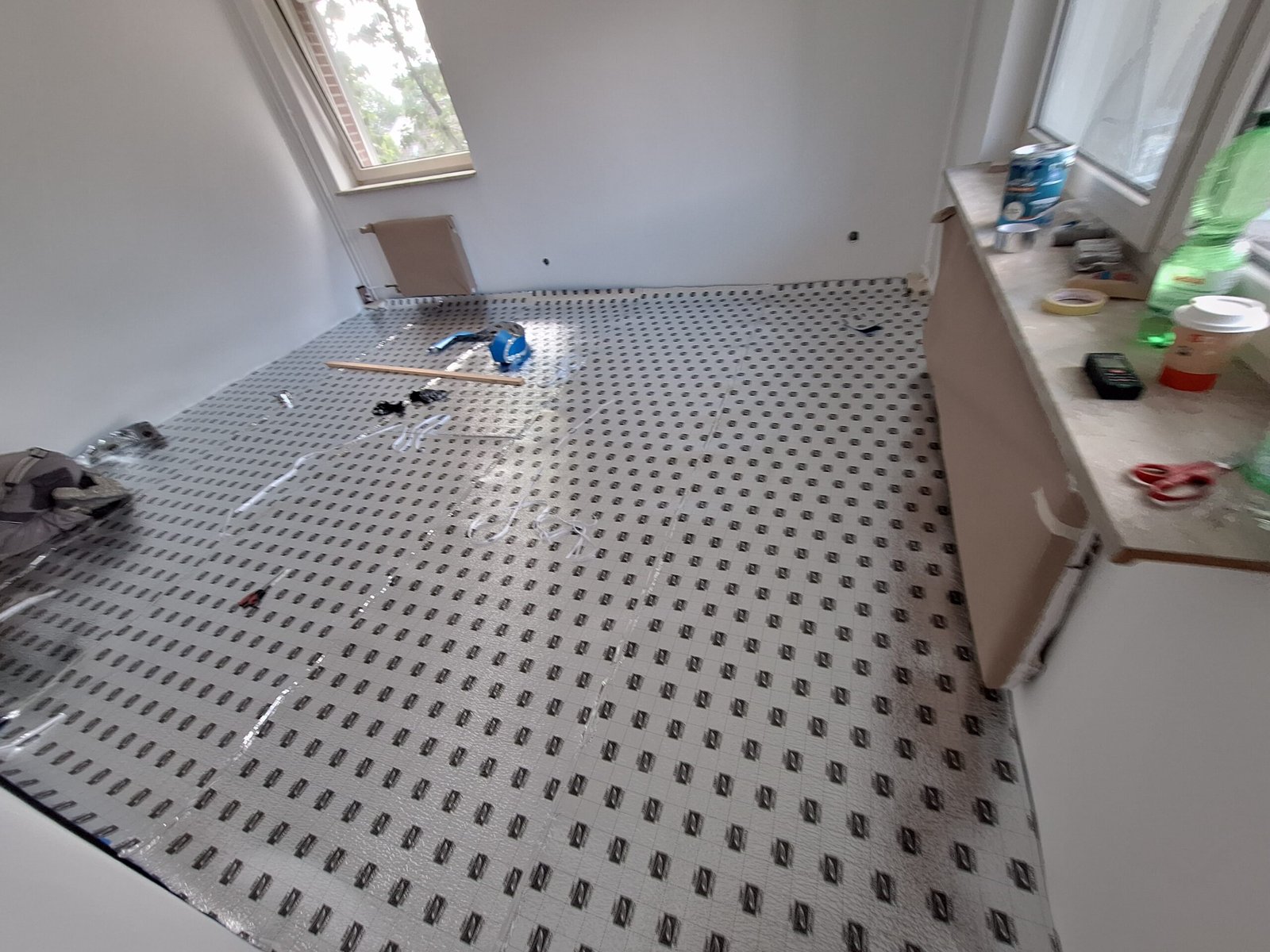 Verlegte Trittschalldämmung vor dem Einbau des Parketts