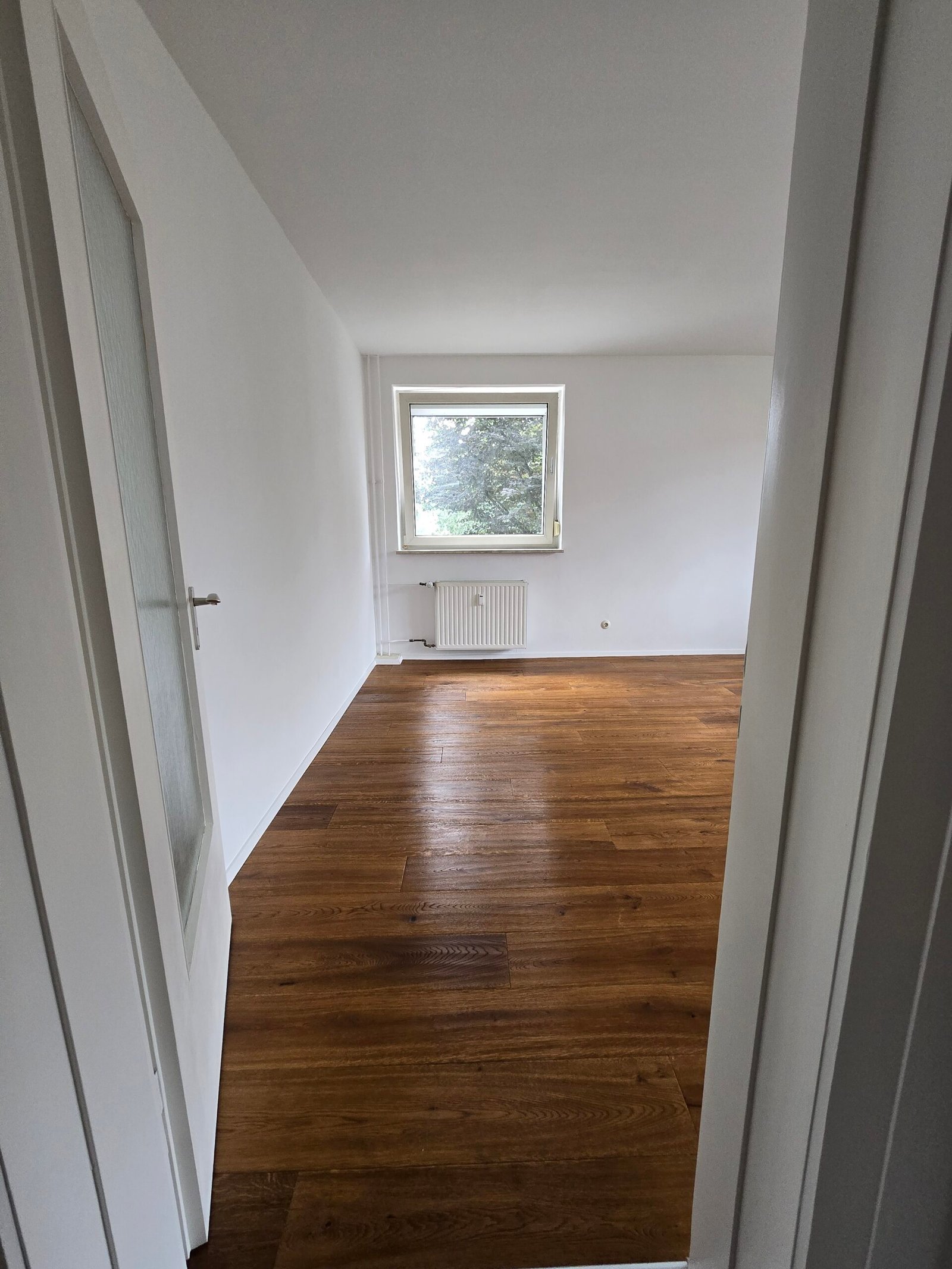 Modernisierter Wohnraum mit Parkett und überarbeiteten Türen