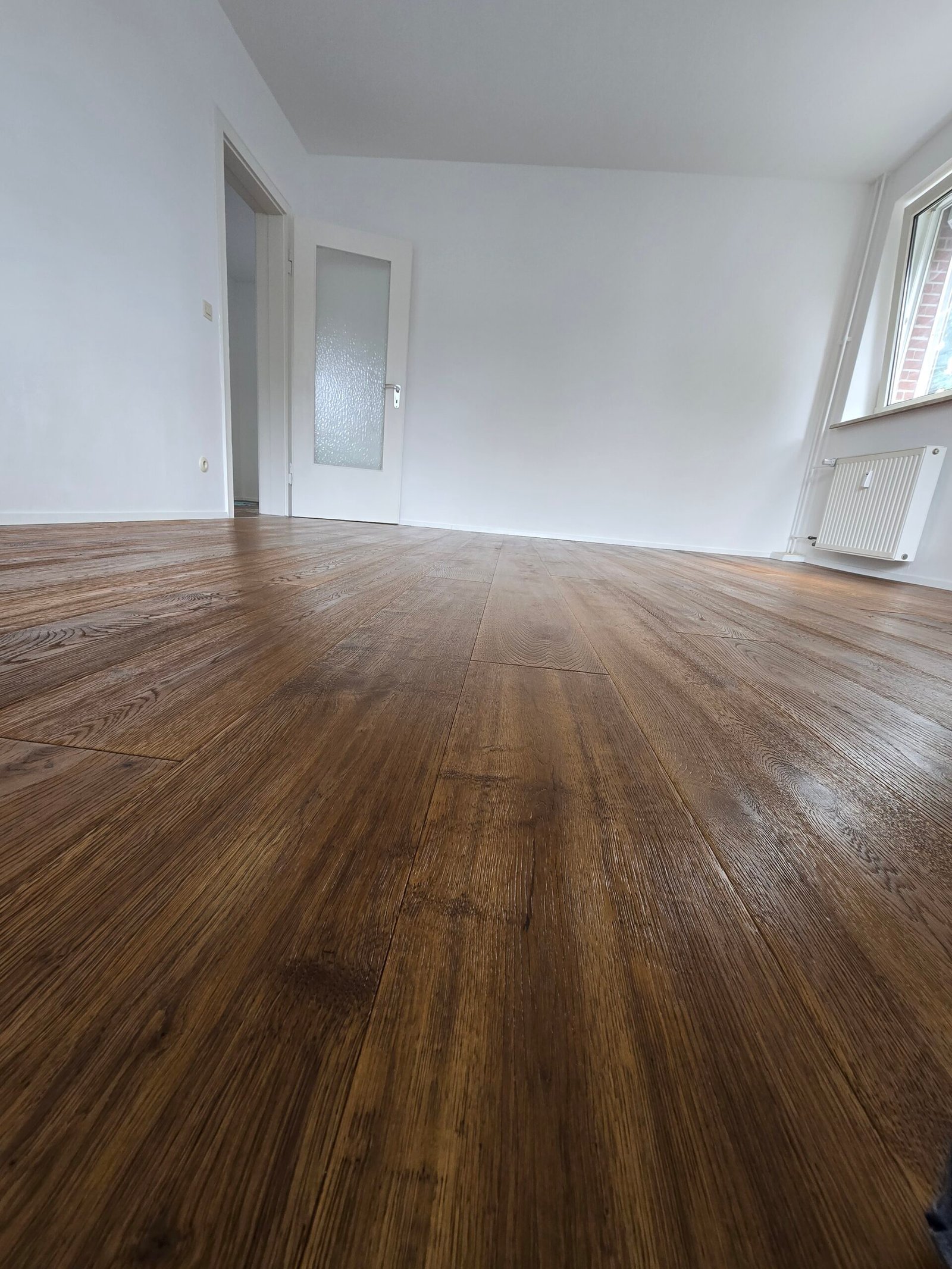 Neues Parkett im modernisierten Wohnraum