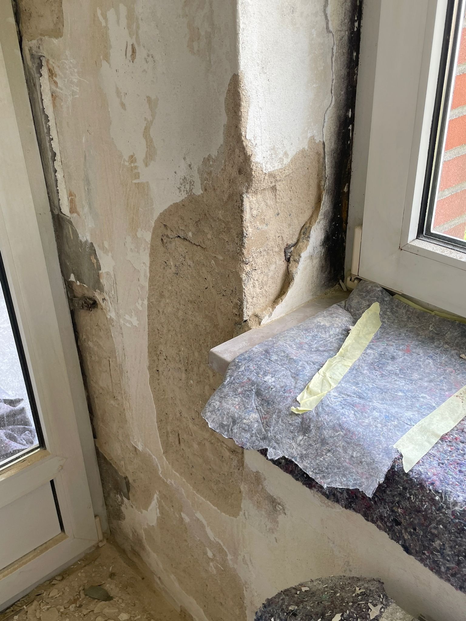 Freigelegte und bearbeitete Wandfläche neben dem Fenster